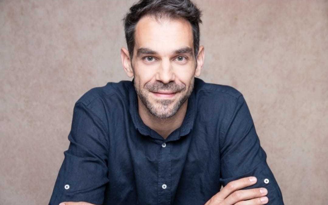 Retrato de José Manuel Calderón, exjugador de la NBA y nuevo miembro del Consejo de Administración de Nomadar, sonriendo con camisa azul frente a fondo neutro.