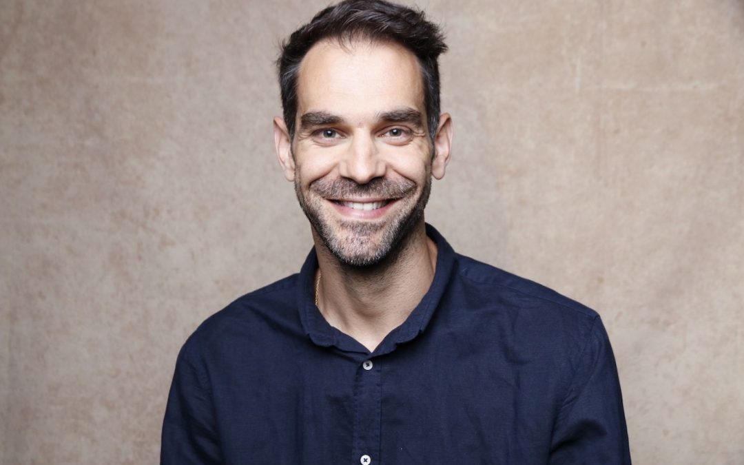 Portrait of José Manuel Calderón, former NBA player and newly appointed member of Nomadar’s Board of Directors, smiling in a blue shirt against a neutral background.